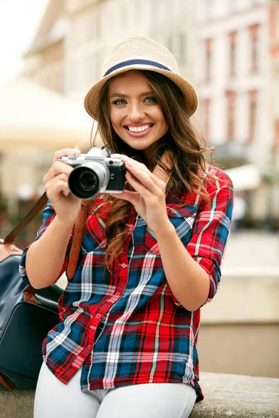 Mulher turística com câmera tirando fotos de localização bonita — Fotografia de Stock