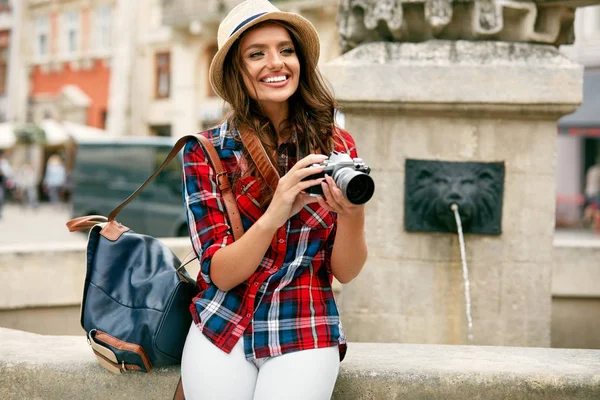 Туристическая женщина с камерой делает фотографии красивого местонахождения — стоковое фото