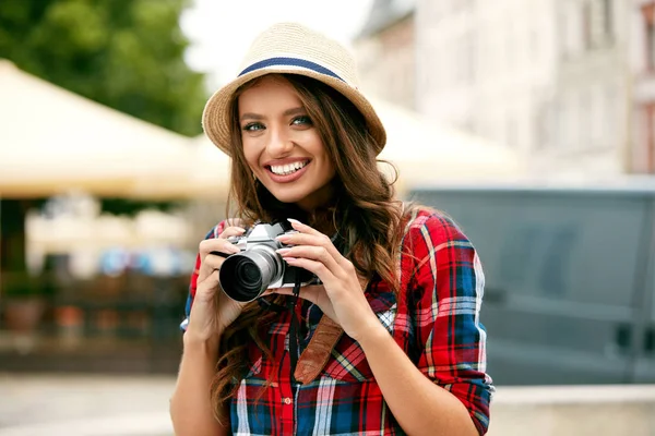 Mulher turística com câmera tirando fotos de localização bonita — Fotografia de Stock