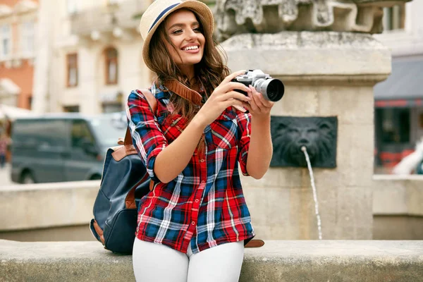 Turist kadın güzel konuma fotoğrafını çekmek kamera ile — Stok fotoğraf