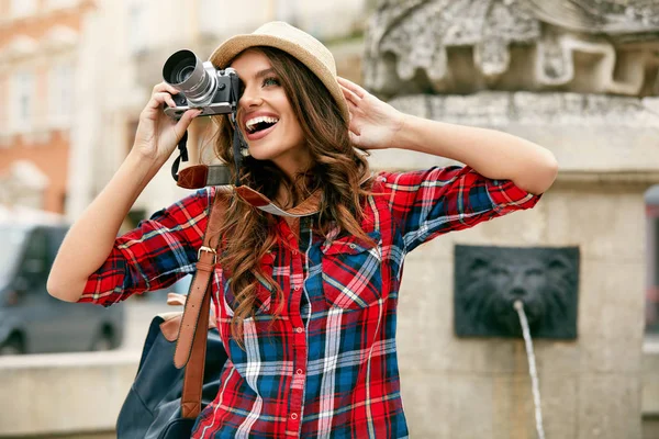 Mulher turística com câmera tirando fotos de localização bonita — Fotografia de Stock