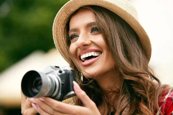 Primer plano de sonriente turista mujer tomando fotos en viaje —  Fotos de Stock