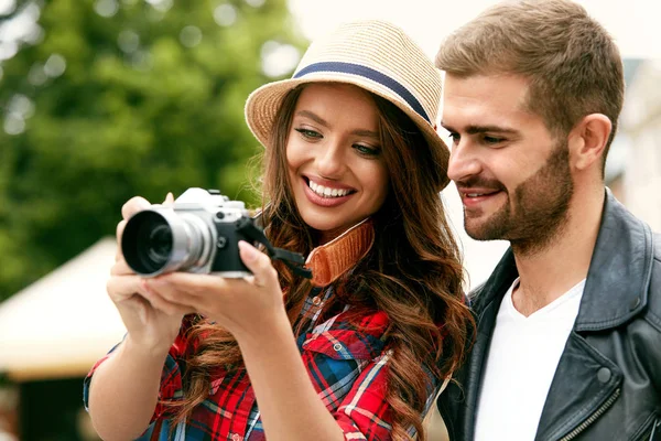 Bella coppia scattare foto sulla macchina fotografica, In viaggio — Foto Stock