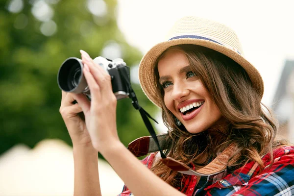 Nahaufnahme einer lächelnden Touristin beim Fotografieren auf einer Reise — Stockfoto