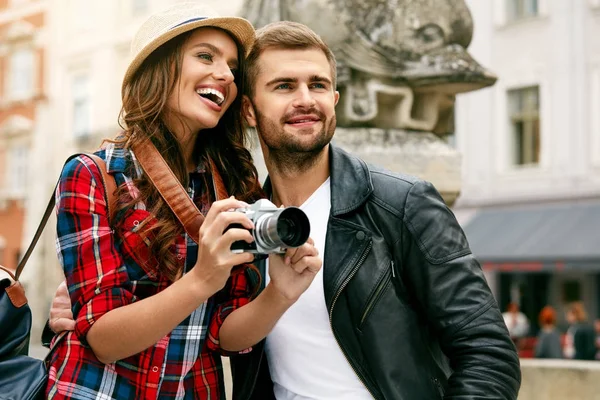 Hermosa pareja tomando fotos en cámara, viajando — Foto de Stock