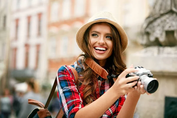 Turista mujer con cámara tomando fotos de hermosa ubicación —  Fotos de Stock