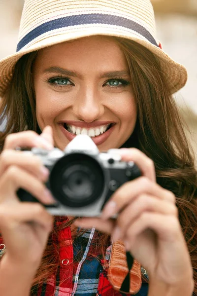 Close Up de sorrir mulher turística tirando fotos em viagem — Fotografia de Stock