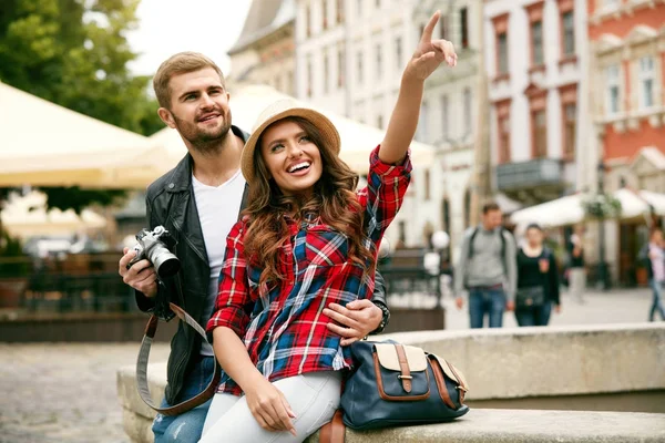 Happy Couple Traveling And Enjoying City Views — Stock Photo, Image