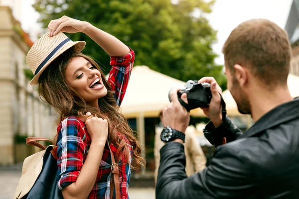 Pareja enamorada. Hombre tomando fotos de hermosa mujer en la calle . — Foto de Stock