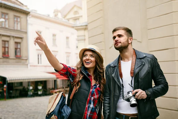 Pareja Turística Viajar y Disfrutar de la Arquitectura — Foto de Stock