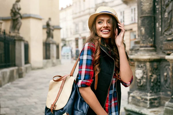 Wanita cantik yang bahagia berjalan di jalan potret . — Stok Foto