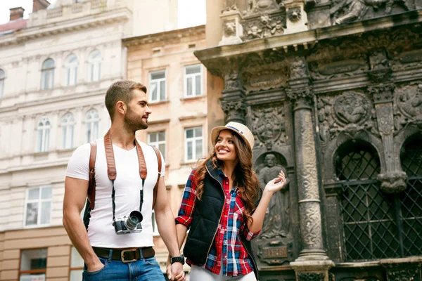 Hermosa pareja de turistas enamorados caminando juntos por la calle. — Foto de Stock