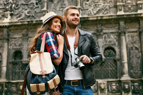 Pareja Turística Viajar y Disfrutar de la Arquitectura — Foto de Stock