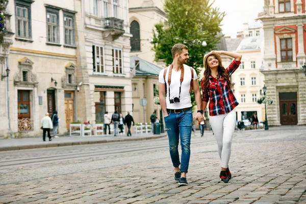Hermosa pareja de turistas enamorados caminando juntos por la calle. — Foto de Stock