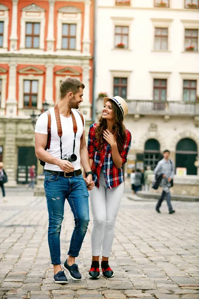 Hermosa pareja de turistas enamorados caminando juntos por la calle. — Foto de Stock