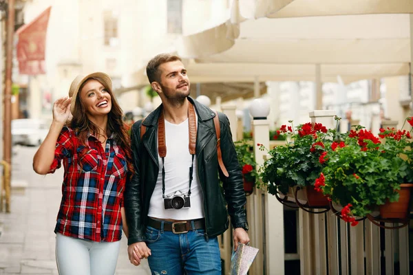 Pareja viajera caminando por las calles, disfrutando del viaje — Foto de Stock