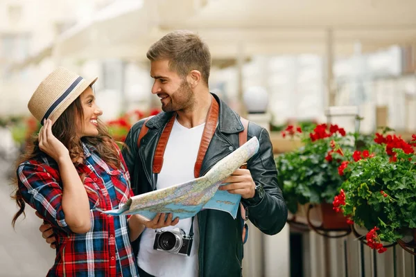 Pareja de turistas enamorados viajando en la ciudad con mapa . — Foto de Stock