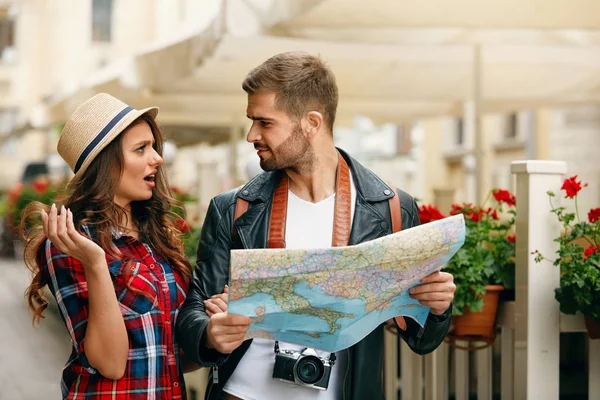 Pareja de turistas enamorados viajando en la ciudad con mapa . — Foto de Stock