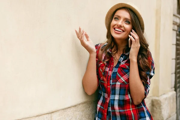 Turista mujer hablando por teléfono mientras camina por la calle . — Foto de Stock