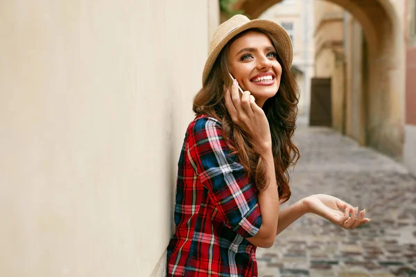 Tourist Woman Talking On Phone While Walking Around Street. — Stock Photo, Image