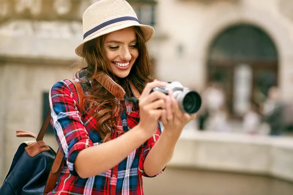 Bella ragazza turistica con fotocamera in mano . — Foto Stock