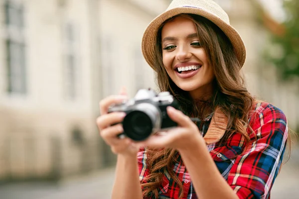 Schöne Touristenmädchen mit Kamera in den Händen. — Stockfoto