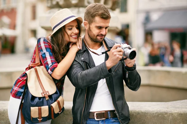 Hermosa pareja tomando fotos en cámara, viajando —  Fotos de Stock