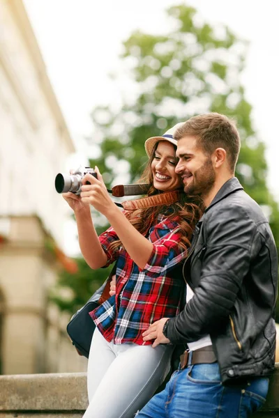 Güzel Çift seyahat fotoğraf makinesinde fotoğrafların — Stok fotoğraf