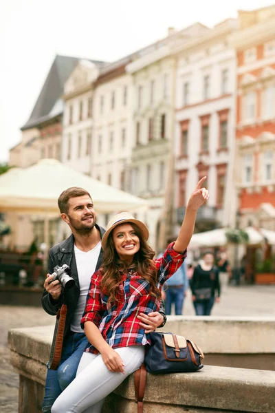 Glückliches Paar auf Reisen und genießen die Aussicht auf die Stadt — Stockfoto