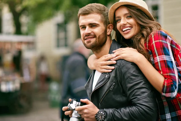 Smiling Couple. Portrait Of People Traveling — Stock Photo, Image