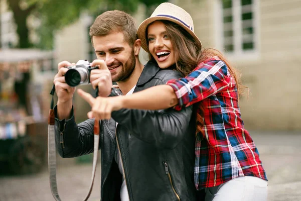Hermosa pareja tomando fotos en cámara, viajando — Foto de Stock