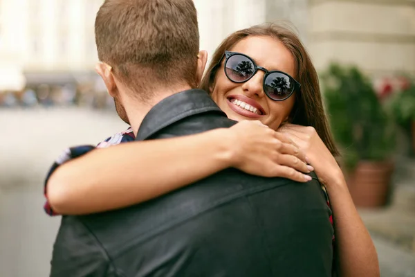 Hermosa pareja enamorada abrazándose en la calle — Foto de Stock