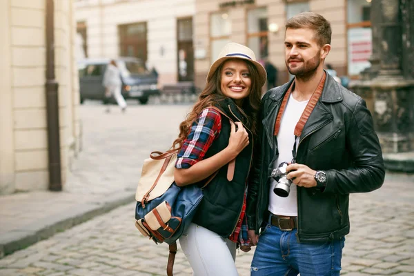 Tourist Couple Traveling And Enjoying Architecture — Stock Photo, Image