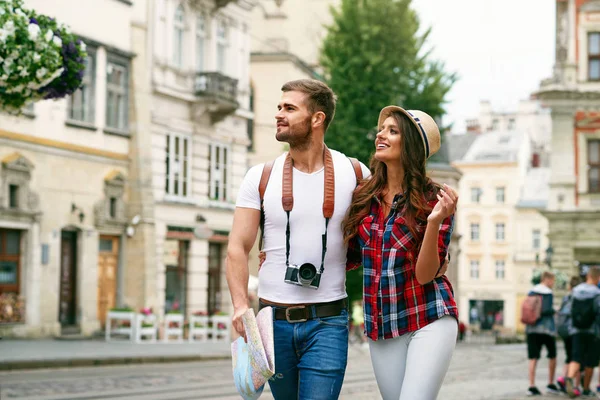 Hermosa pareja de turistas enamorados caminando juntos por la calle. — Foto de Stock