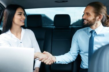 İş insanlar toplantı ve arabanın içinde çalışma.