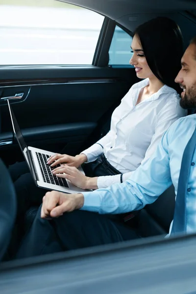 Uomo e donna d'affari che lavorano in auto . — Foto Stock