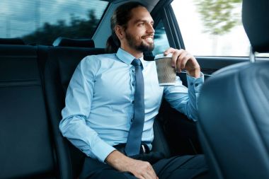 Adam araba portre kahve içme