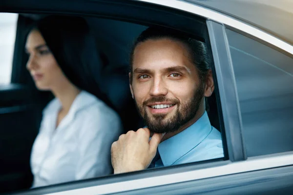 Retrato de gente de negocios en coche . —  Fotos de Stock