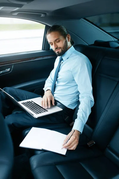 Portret działalności człowieka pracy na notebooku, podróżowanie w samochodzie. — Zdjęcie stockowe