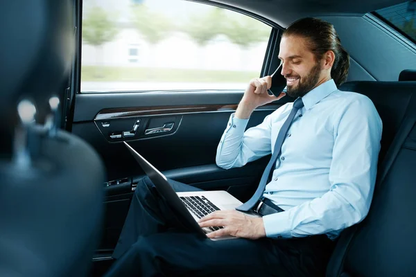 Uomo d'affari in auto che chiama al telefono mentre va al lavoro — Foto Stock