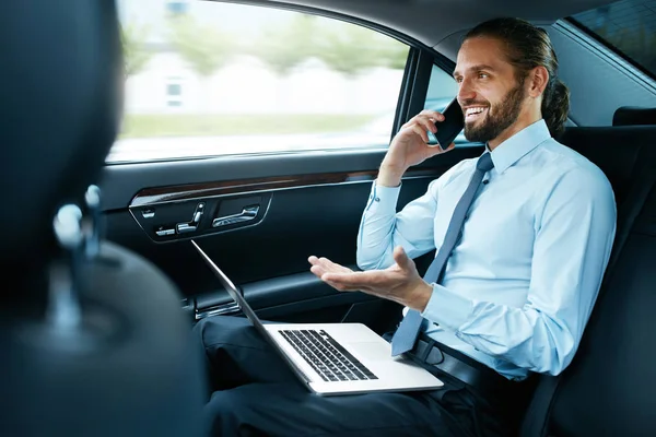 Homme d'affaires en voiture appelant au téléphone tout en allant au travail — Photo