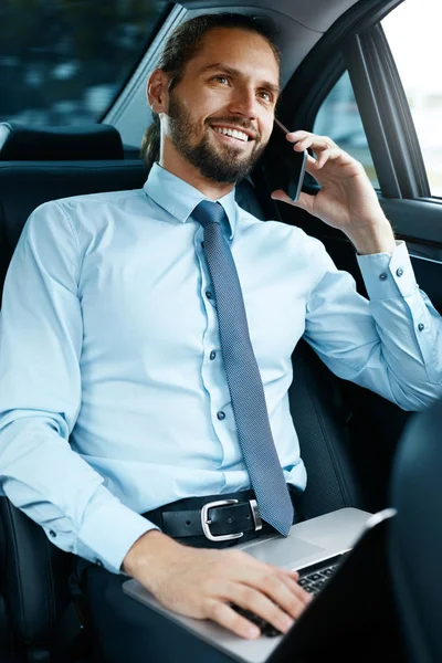 Zakenman In auto telefoon worden opgeroepen tijdens het werk gaan — Stockfoto