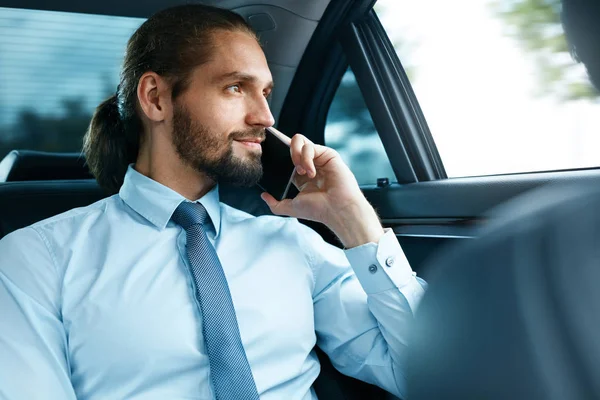 Empresário trabalhando no carro e chamando no telefone . — Fotografia de Stock