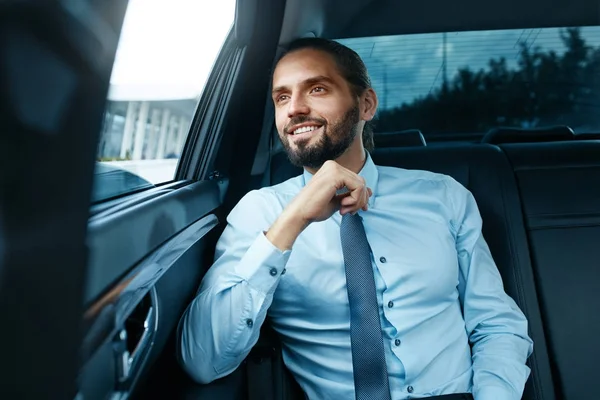 Biznes człowiek idzie do pracy w samochodzie — Zdjęcie stockowe