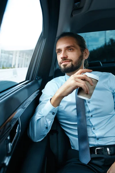 Picie kawy w samochodzie portret człowieka — Zdjęcie stockowe