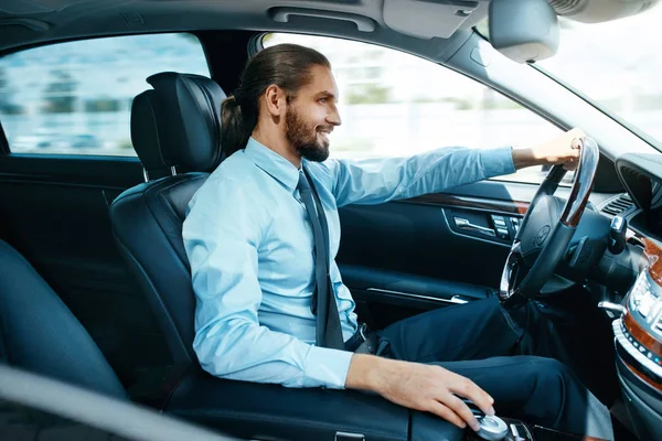 Man Driving Car. Retrato del coche de conducción masculino sonriente — Foto de Stock
