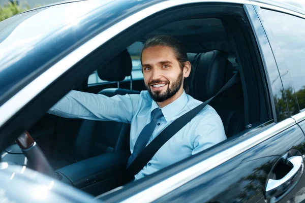 Uomo che guida un'auto. Ritratto di sorridente auto di guida maschile — Foto Stock