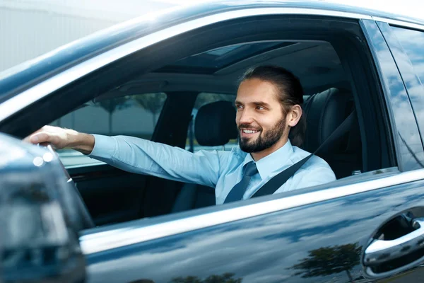 사람이 자동차를 운전. 웃는 남자 운전 자동차의 초상화 — 스톡 사진