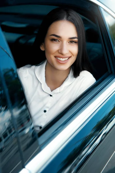 Mujer en coche. Hermosa mujer de negocios va a trabajar — Foto de Stock