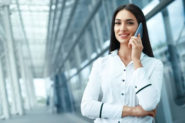 Obchodní žena pomocí telefon v kanceláři — Stock fotografie